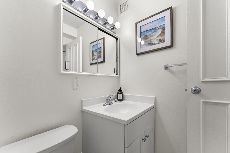 Building Photo - 175 Freeman St