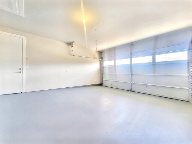 Building Photo - 2000 Wilsons Warbler Dr