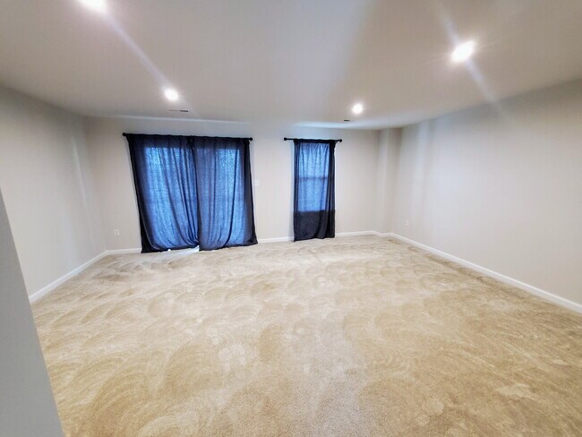 Building Photo - Beautiful 3 bedroom 2 1/2 bath townhome available for lease in Swedesboro