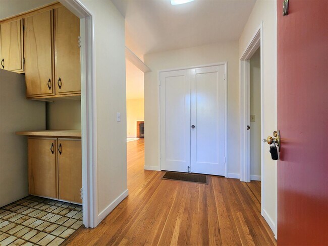 Building Photo - Charming three-bedroom, two-bath home in Midtown Palo Alto.