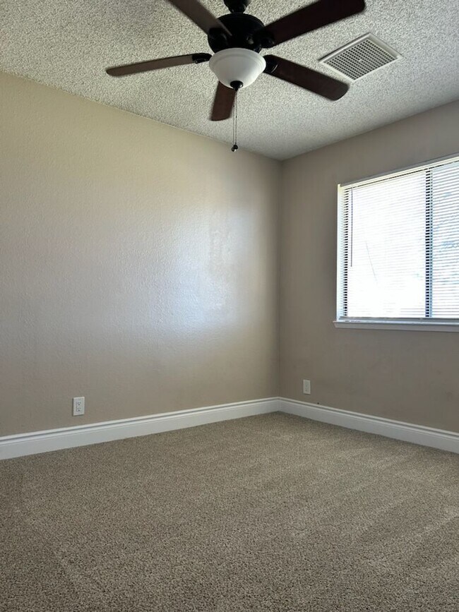 Building Photo - Please contact Vaughn Realty to set up an ...