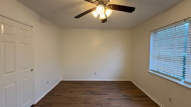 Building Photo - 3 Bedroom Duplex!
