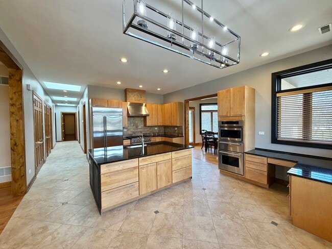 Building Photo - 1S701 Eisenhower Rd