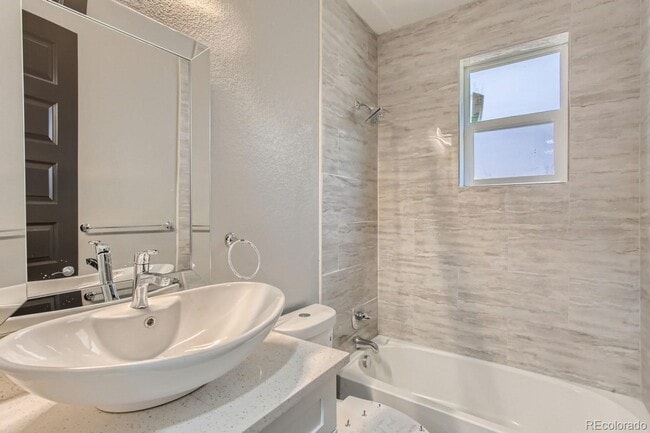 Building Photo - Beautiful newly built 2 bed, 2 bath home