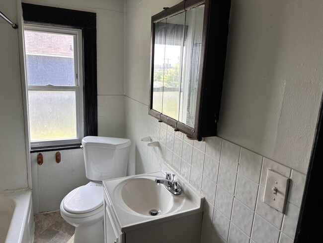 Building Photo - 4 bedroom, House