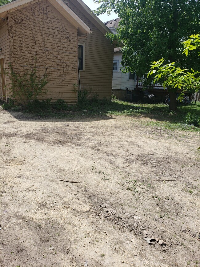 Building Photo - 1122 Milton St