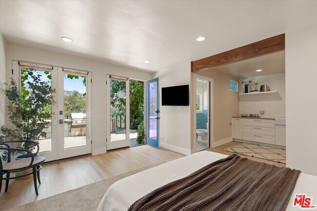 Building Photo - 2700 Glendower Ave