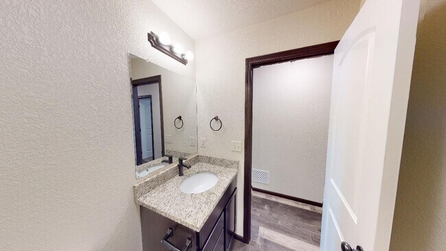 Building Photo - Stylish Living in a 3-Bed, 2-Bath Home wit...