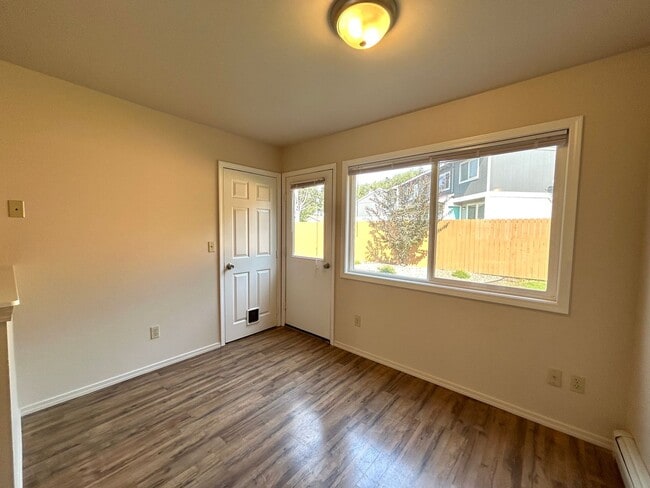 Building Photo - 2 Bedroom Condo with Washer/Dryer in Home