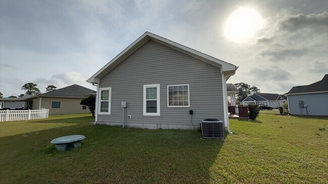 Building Photo - Beautiful 3 bedroom, 2 bath House