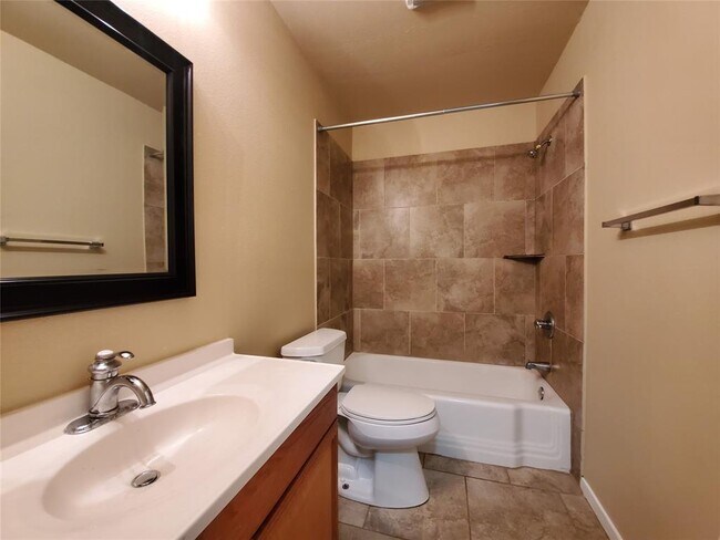 Building Photo - 824 Warren Way