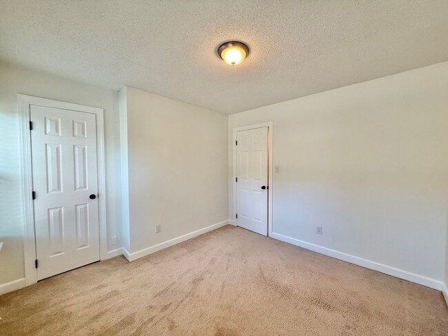 Building Photo - Recently Remodeled 4BD, 2.5BA North Raleig...