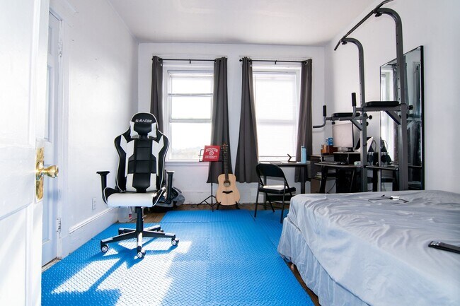 Building Photo - Great BU two bedroom, high ceilings, great living room