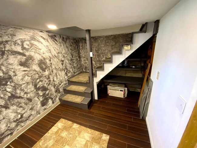 Building Photo - 4 Bedroom 1.5 Bath House with Washer and D...