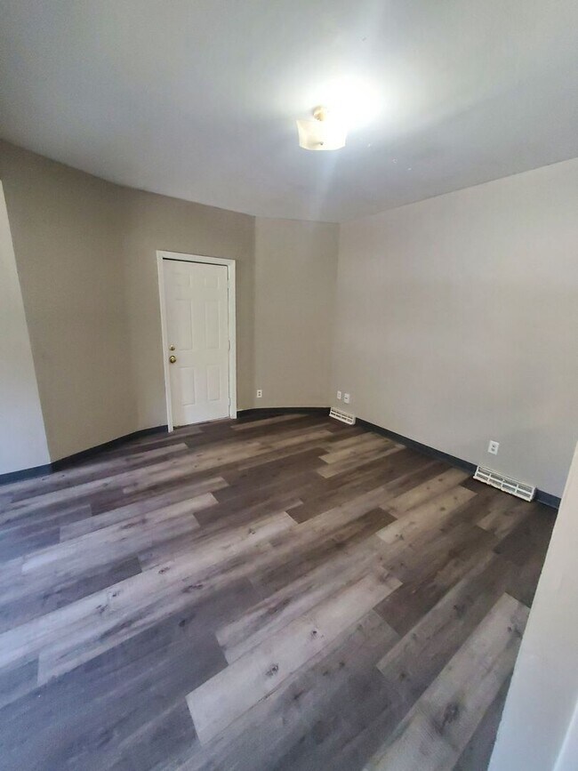 Building Photo - 505-507 W. Burleigh St. (Townhouse)(ACE PR...