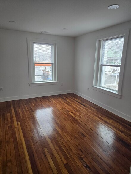 Building Photo - 56 Burnham St