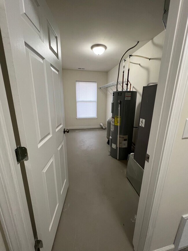 Building Photo - 3 Bedroom 2 Bath 2 car garage Home on 5 acres