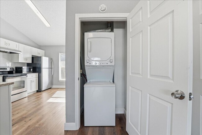 Building Photo - 3651 N Goldenrod Rd