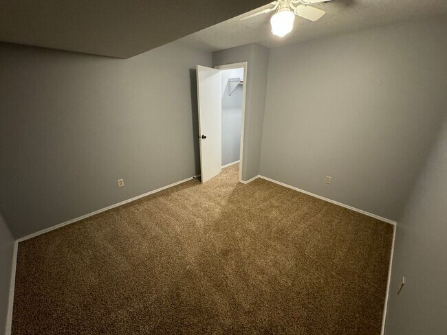 Building Photo - Great  Duplex in Southeast Springfield !