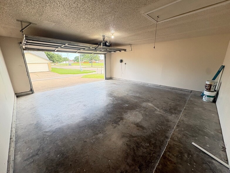 Building Photo - 3802 Roan Cir
