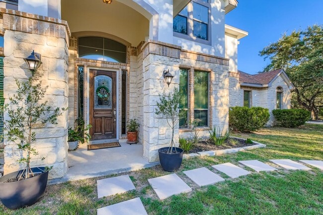 Building Photo - Large 4 bedroom home on 1 acre with lawn c...