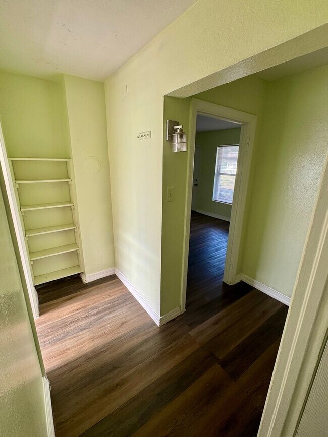 Building Photo - 2 BED 1 BATH READY TO RENT IN PLANT CITY!