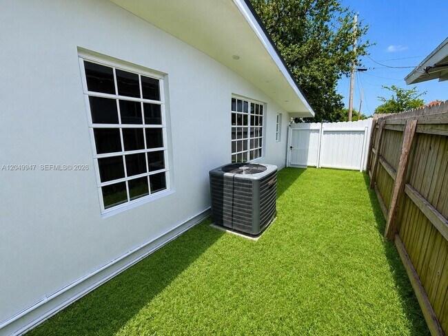 Building Photo - 2649 Key Largo Ln