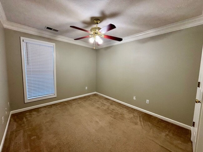 Building Photo - Cozy Living For Cold Days