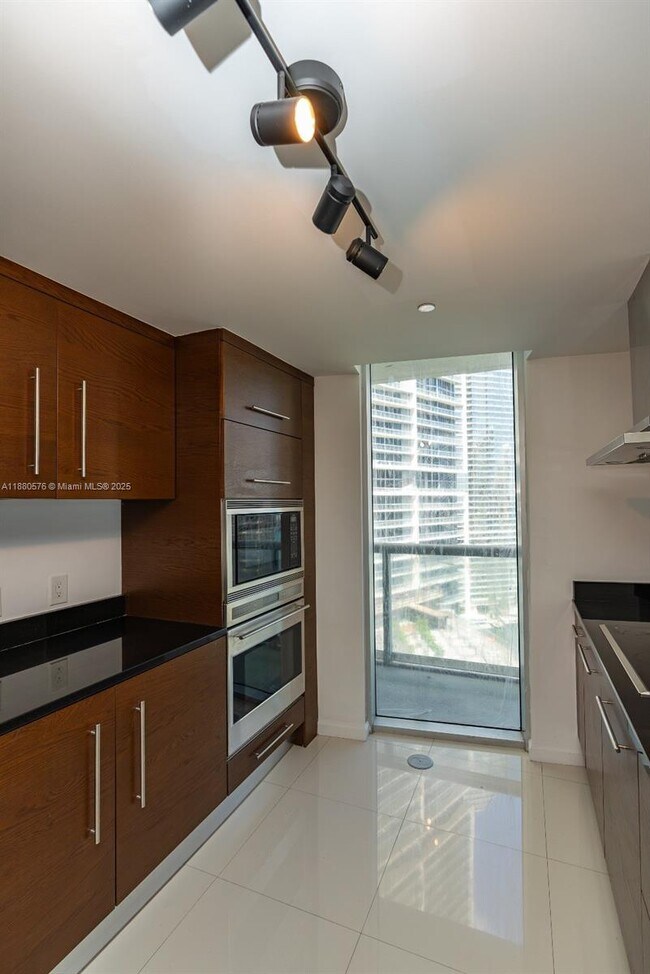 Building Photo - 495 Brickell Ave