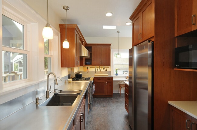 Building Photo - Beautiful Craftsman Home in Desired Neighb...