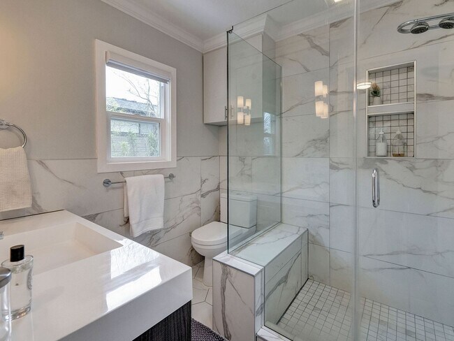 Building Photo - Chic Urban Oasis in Hillsdale