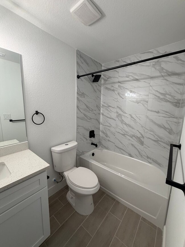 Building Photo - 1607 Ne-36 Ln