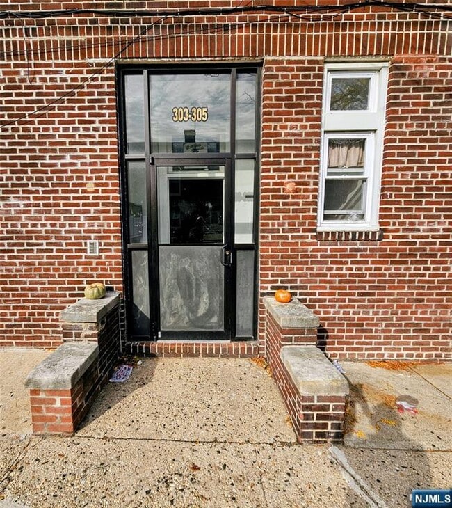 Building Photo - 32-34-34 Halstead St