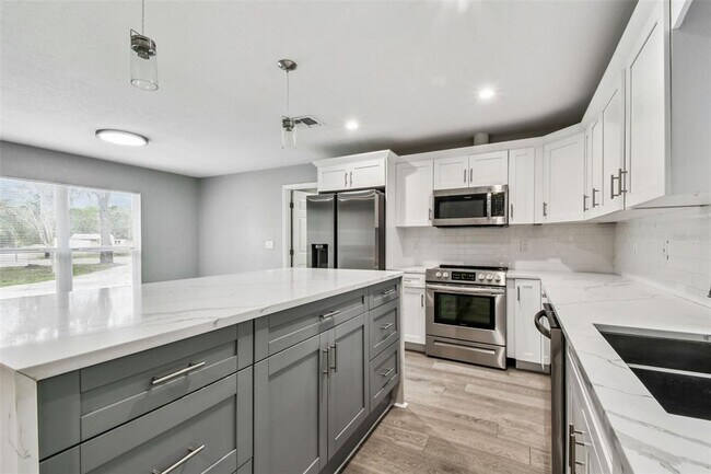 Building Photo - 6005 Lakeside Dr