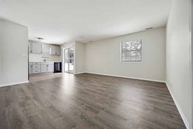 Building Photo - 527 E Shag Bark Ln