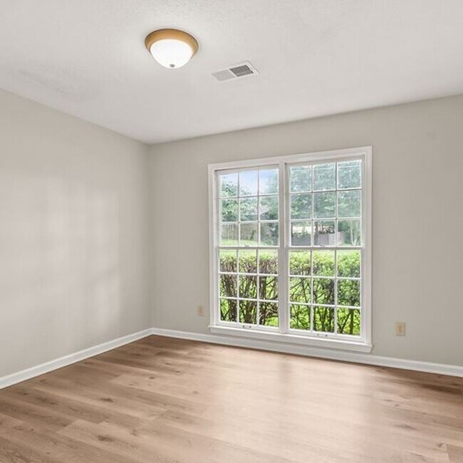 Building Photo - Beautiful 3 Bed 2 Bath Home! Available Fall 2026!