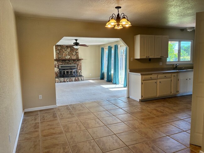 Building Photo - 3236 Rosemont Dr