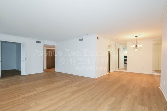 Building Photo - 590 Sarah Ln