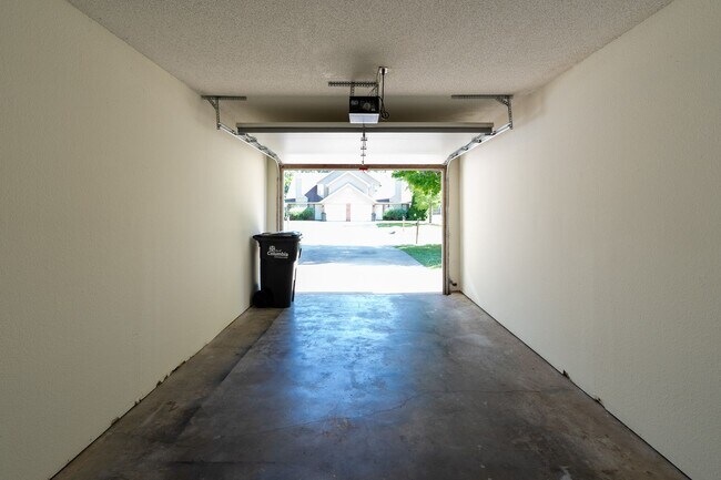 Building Photo - 4401-4403-4403 Cheryl Ct