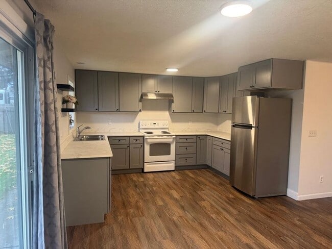 Building Photo - Large 2 bedroom duplex