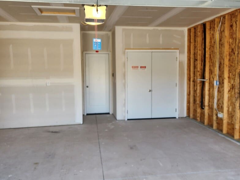 2 car garage - 5371 Nolen