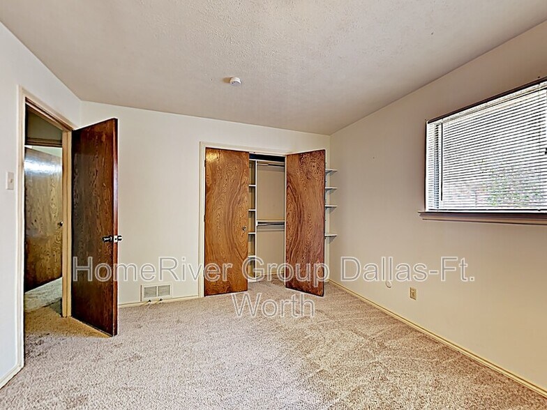 Building Photo - 1128 Stratford Dr