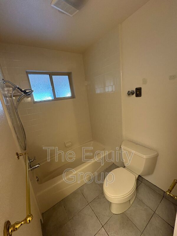 Building Photo - 1413 W Cambridge Ave