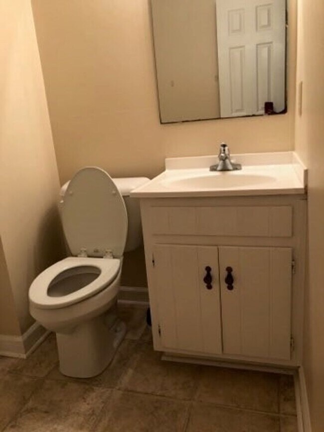 Building Photo - B-1 Kingswood Villas - Gorgeous townhome available now!