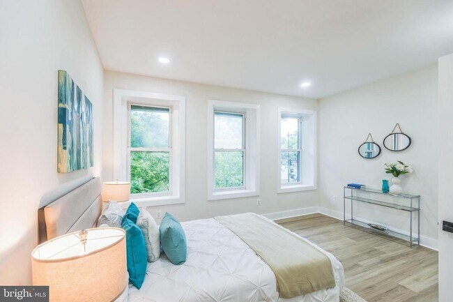 Building Photo - 1129 8th St NE