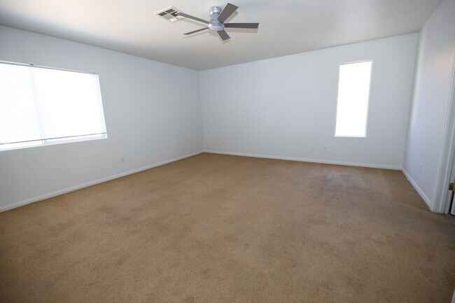 Building Photo - HUGE LOFT + 5 BEDROOMS IN SE