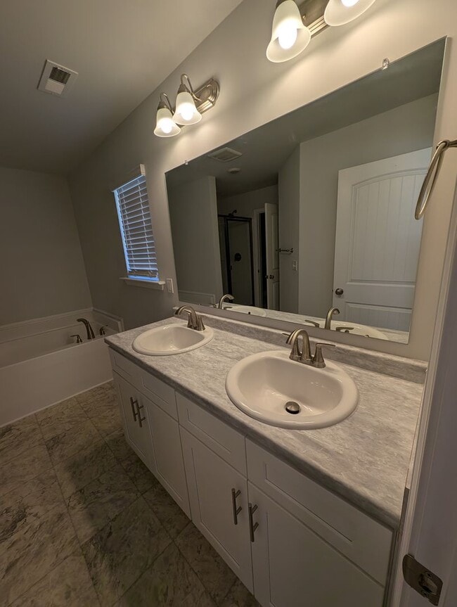 Building Photo - 244 Abercorn Dr