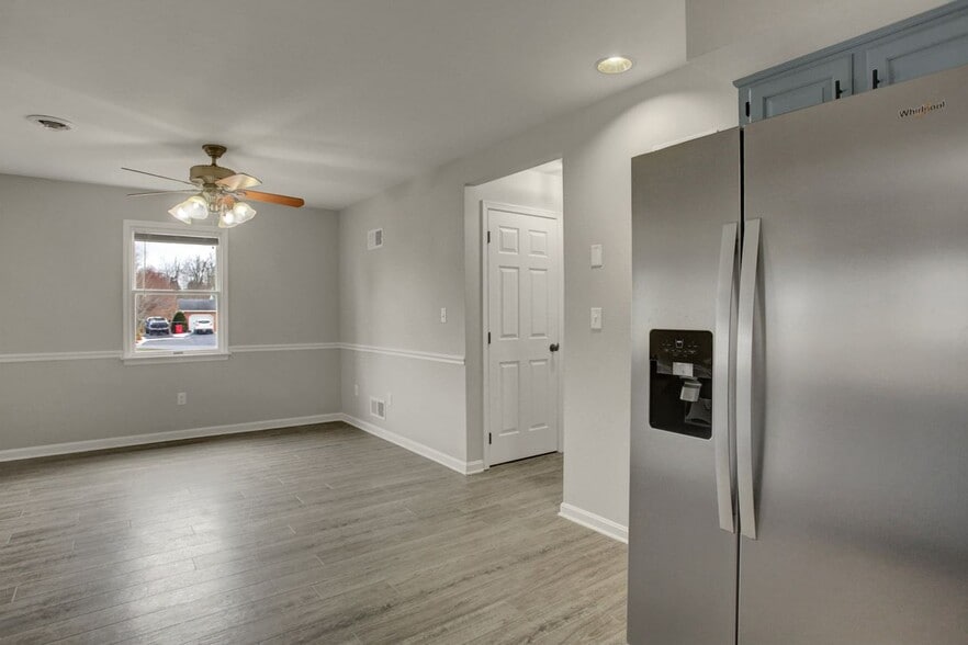 Building Photo - 2367 McCleary Dr