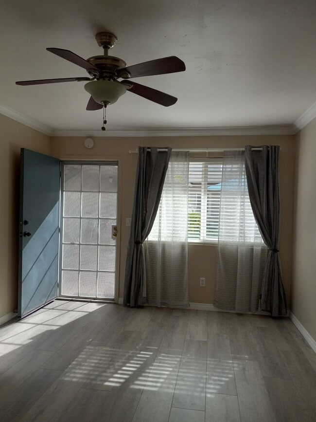 Building Photo - Location is Everything!  2 Minute Walk to the Sand of Mission Bay from Your Front Door!