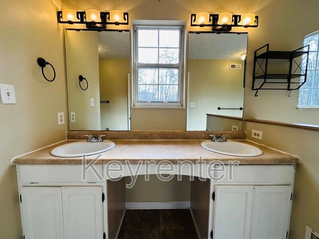 Building Photo - 12490 Daisywood Dr